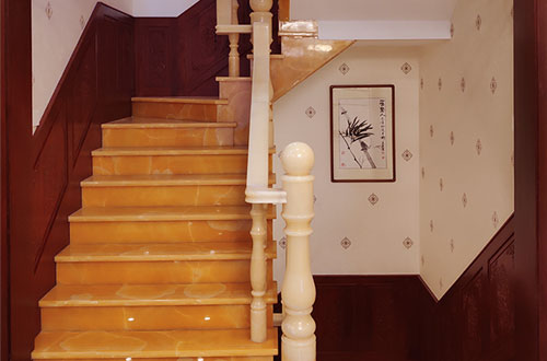 桂平中式别墅室内汉白玉石楼梯的定制安装装饰效果